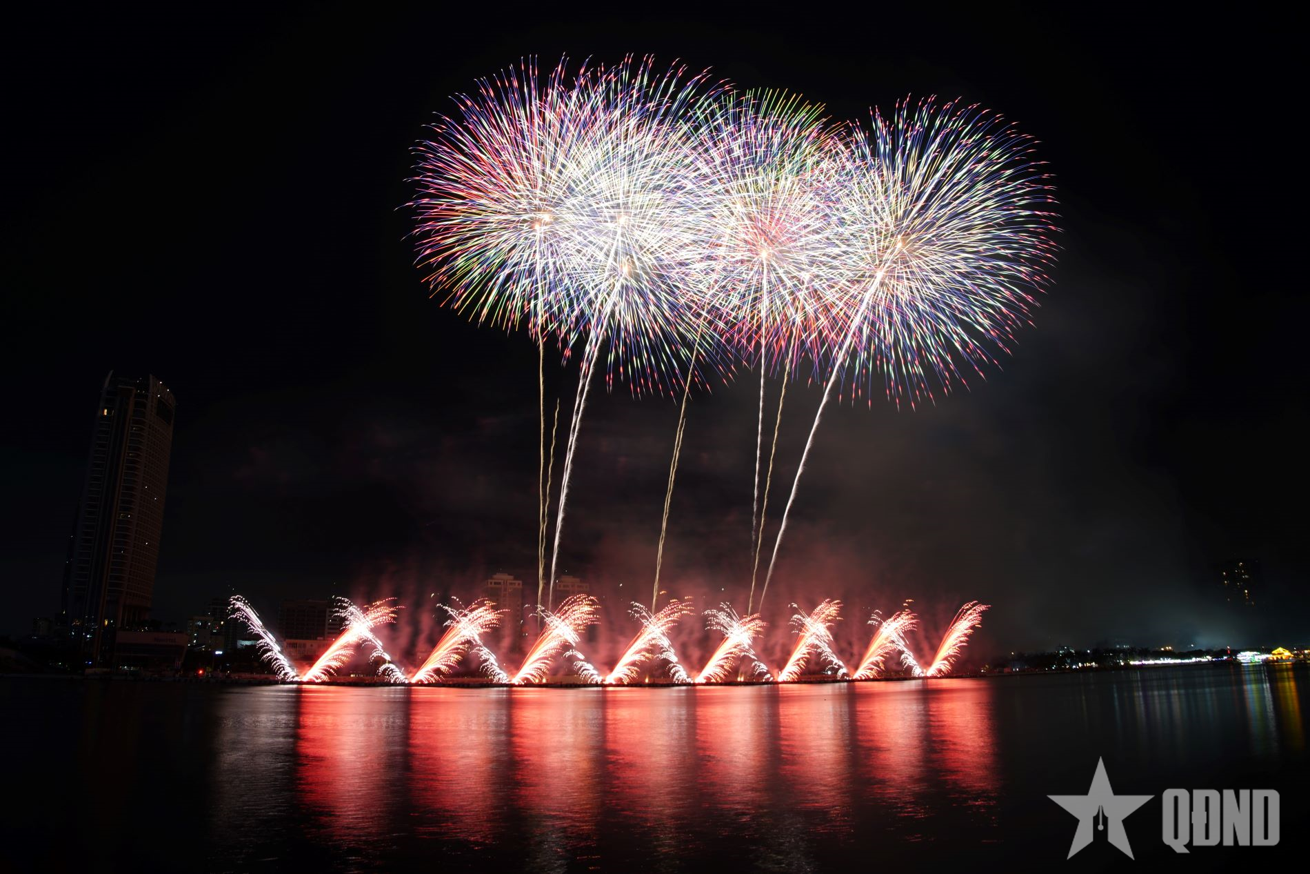 Đêm thứ hai Lễ hội pháo hoa quốc tế Đà Nẵng 2025: Việt Nam - Ba Lan 